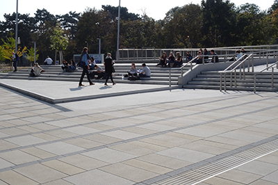 Helle Betonoberflaechen WU Campus