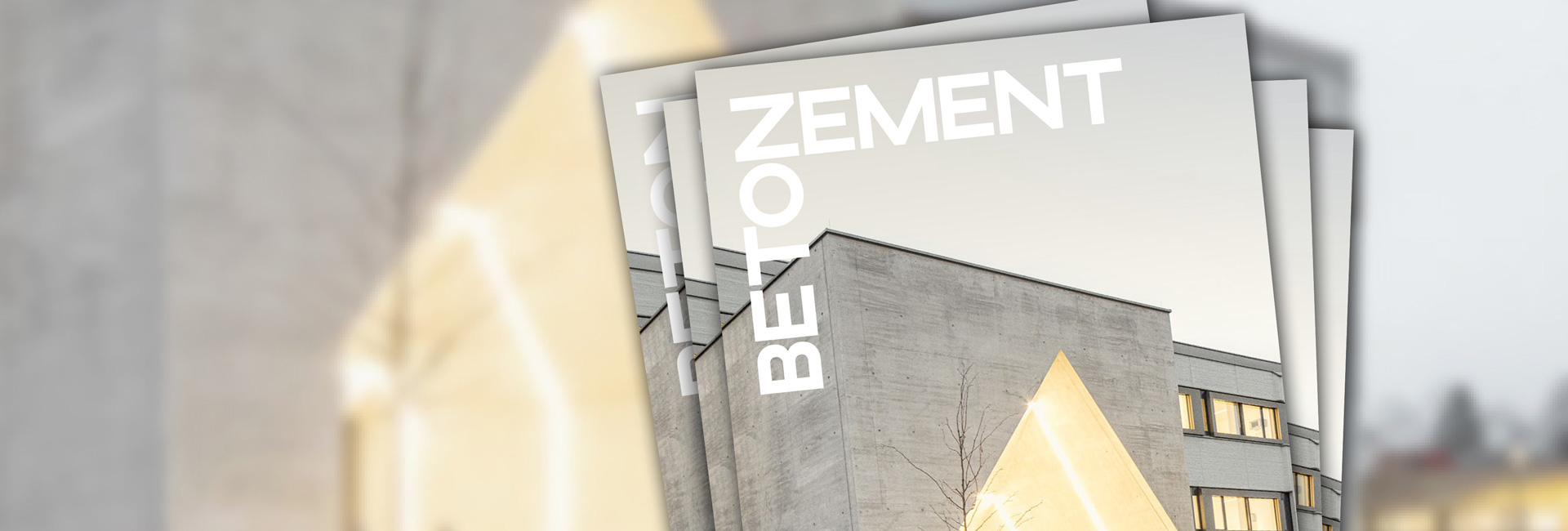 Titelblatt des Zement + Beton Magazins, Ausgabe 01/26. Man sieht den spektakulären Haupteingang der HTL Villach aus selbstverdichtendem Sichtbeton. Es zeigt das Negativ-Volumen eines archetypischen Satteldachhauses.