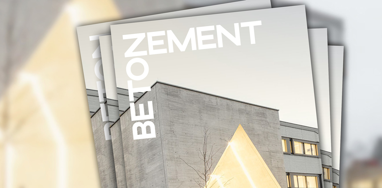 Titelblatt des Zement + Beton Magazins, Ausgabe 01/26. Man sieht den spektakulären Haupteingang der HTL Villach aus selbstverdichtendem Sichtbeton. Es zeigt das Negativ-Volumen eines archetypischen Satteldachhauses.