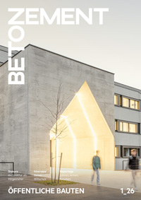 Titelblatt des Zement + Beton Magazins, Ausgabe 01/26. Man sieht den spektakulären Haupteingang der HTL Villach aus selbstverdichtendem Sichtbeton. Es zeigt das Negativ-Volumen eines archetypischen Satteldachhauses.