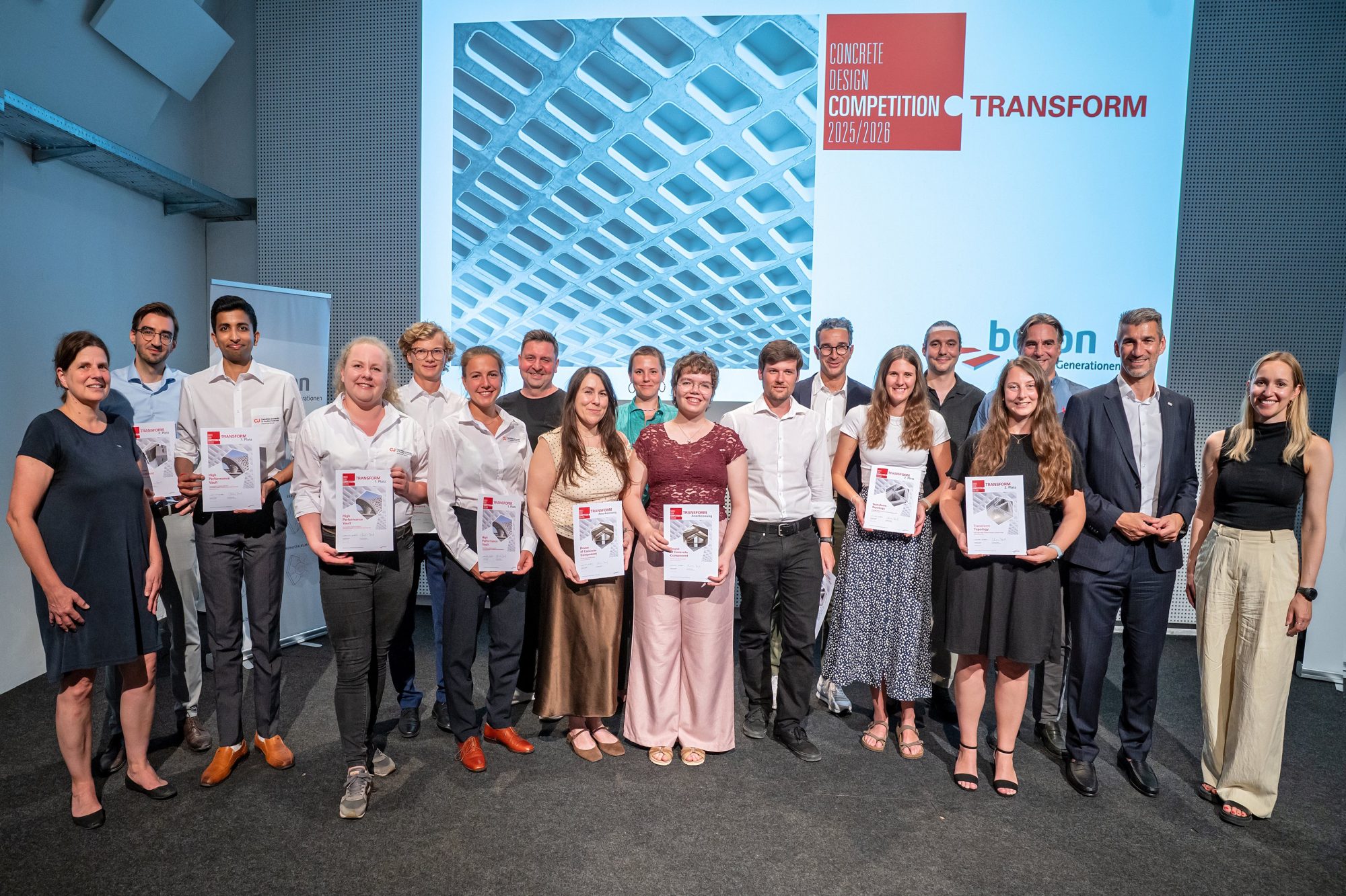 Gruppenfoto vor einer Leinwand