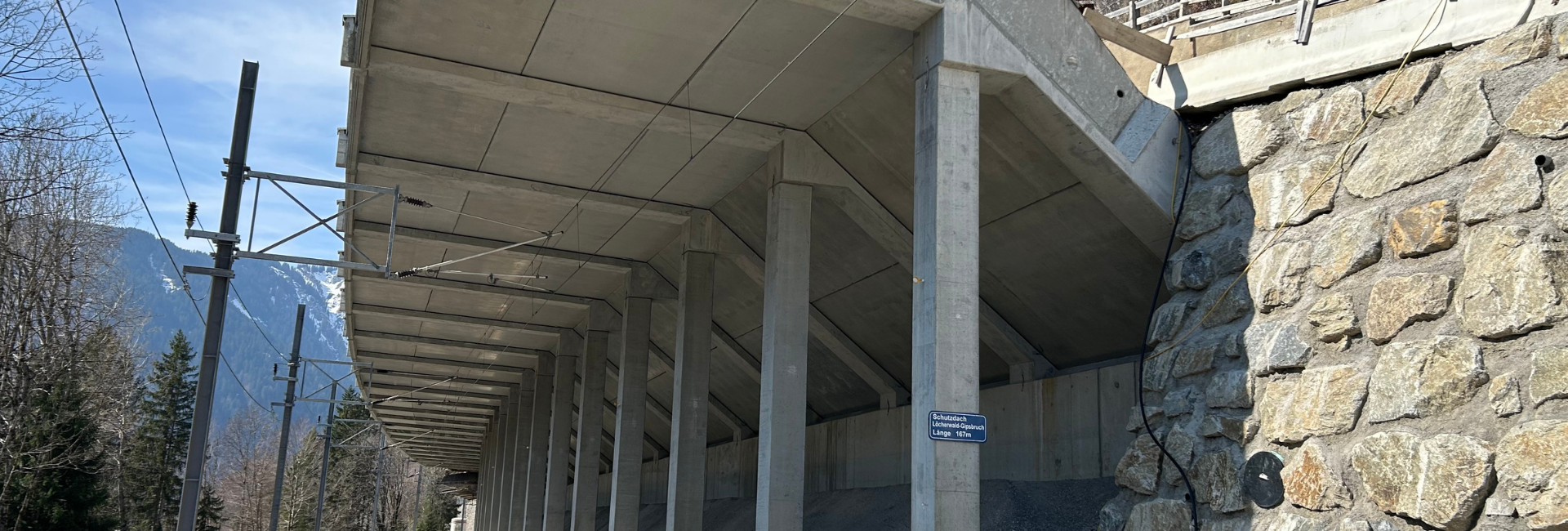 Lawinenschutzgalerie an der Arlbergstrecke mit Spezialzement und Betonfertigteilen für sicheren Bahnverkehr im Alpenraum