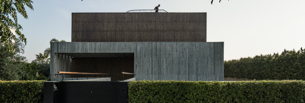 Casa Colinas an der Algarve mit brettgeschalter Sichtbetonfassade, Patios und Blick zum Golfplatz