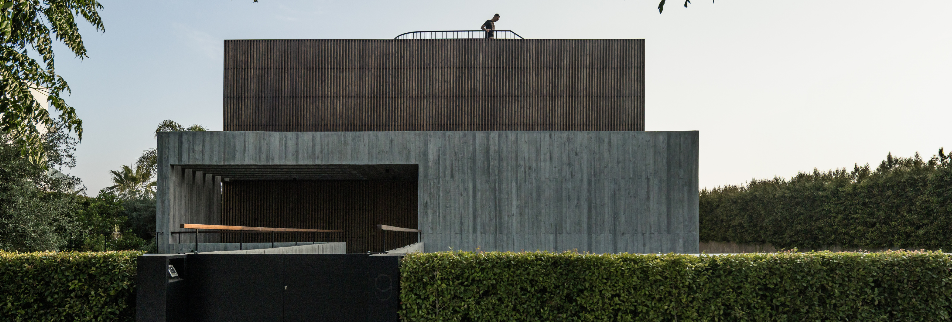 Casa Colinas an der Algarve mit brettgeschalter Sichtbetonfassade, Patios und Blick zum Golfplatz