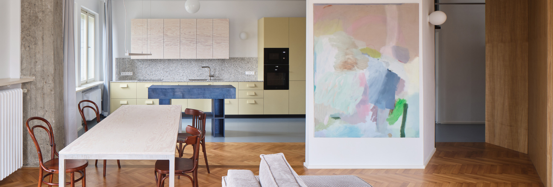 Corner Apartment in Prag mit erhaltenen Sichtbetonbalken, Betonstützen und modernisiertem Wohnbereich