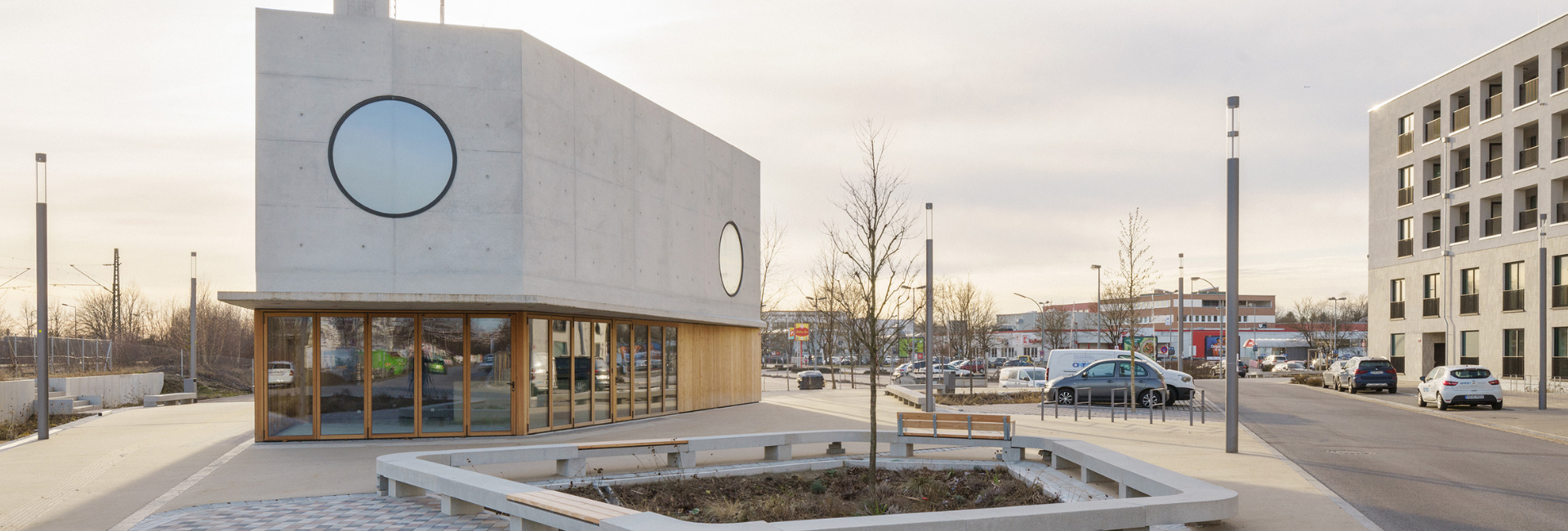 Energiezentrale Freising mit Sichtbetonarchitektur, Blockheizkraftwerk und öffentlichem Quartierscafé