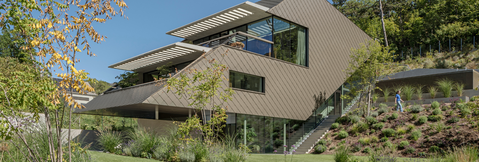 Haus Blick in Hinterbrühl mit Sichtbeton, Terrazzo-Betonboden, Betonfertigteilen und Hangterrassen