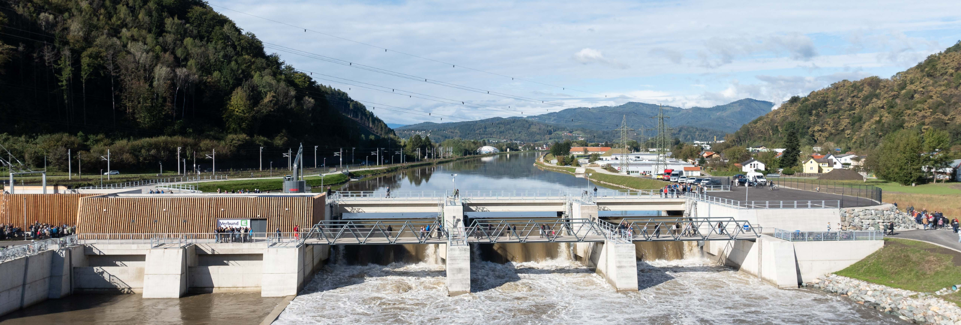 Murkraftwerk Gratkorn an der Mur mit massiver Betonkonstruktion, Wehranlage und Fischwanderhilfe