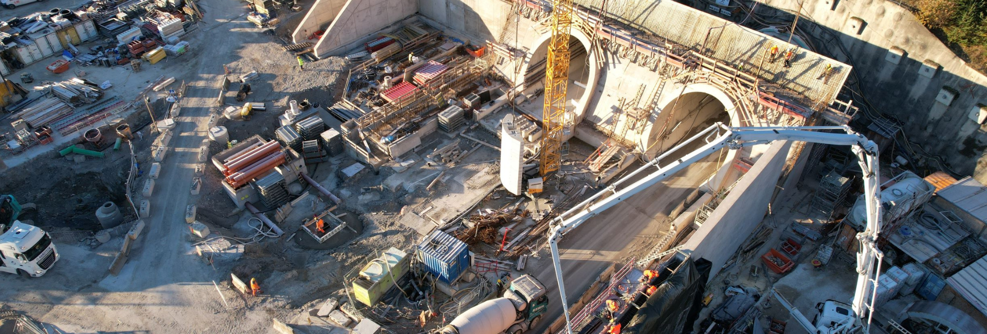 Tunnelportal des Semmering-Basistunnels in Gloggnitz mit anspruchsvollen Sichtbetonbauwerken und präziser Ingenieurplanung