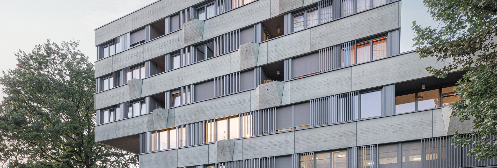 Suchttherapiezentrum Salzburg mit Betonfertigteilen und barrierefreiem Freiraumkonzept als verbindendes Gestaltungselement