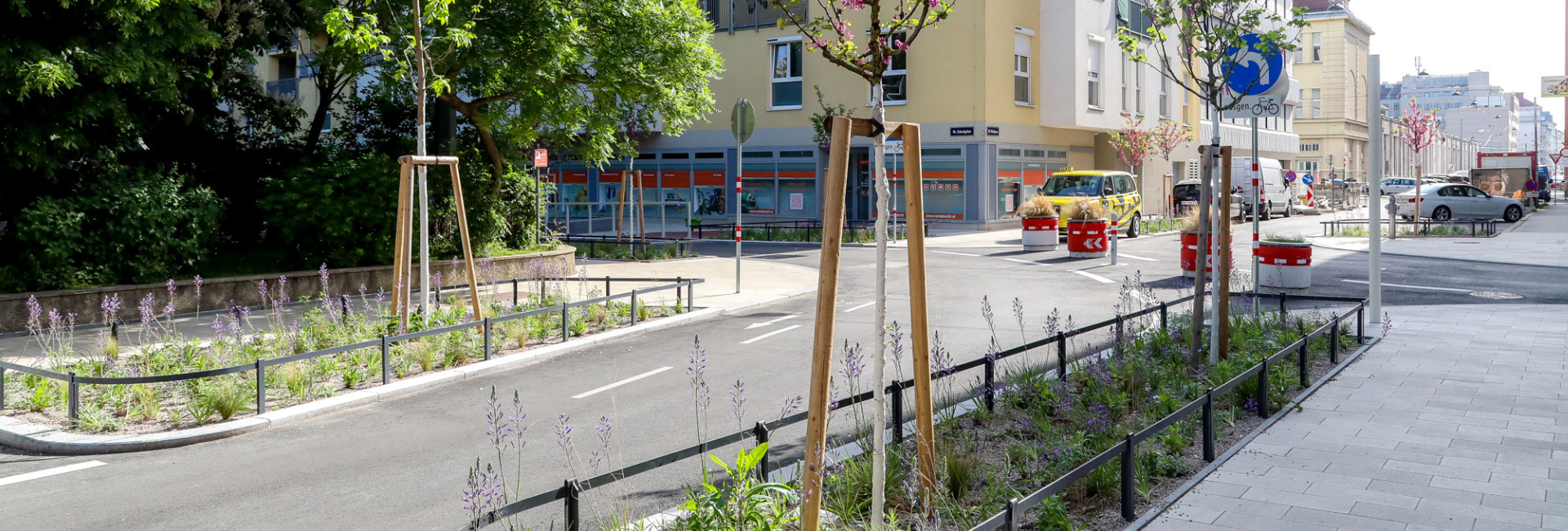 Klimaangepasster Straßenraum im Wiener Supergrätzl Favoriten mit Begrünung, Drainbeton und neuen Aufenthaltsflächen