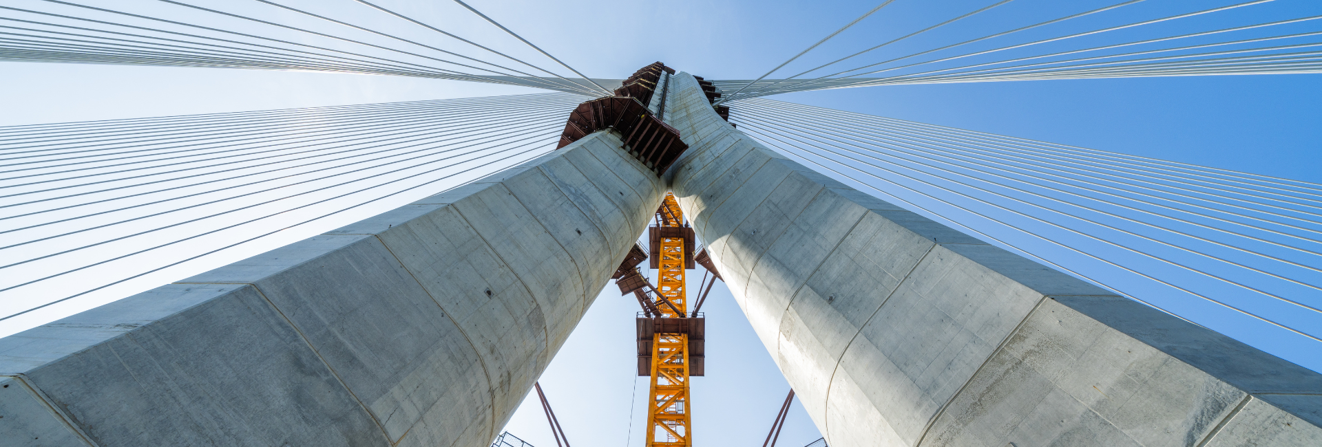 Die Danjiang-Brücke in Taiwan - 920 m, Weltrekord-Einpylonbrücke - hat einen 200 m hohen Betonmast in 53 Abschnitten mit 3D-Freiformschalungen von Zaha Hadid Architects.