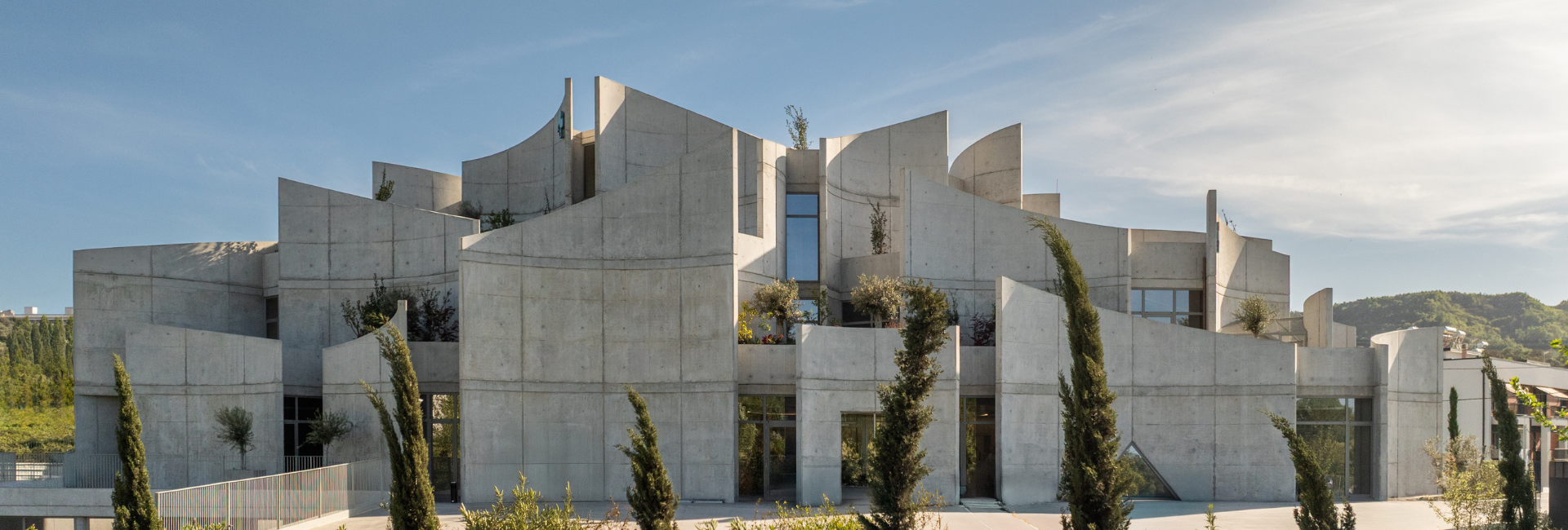 Veterinärklinik in Tirana mit funktionaler Architektur und langlebiger Betonkonstruktion für moderne Tiermedizin