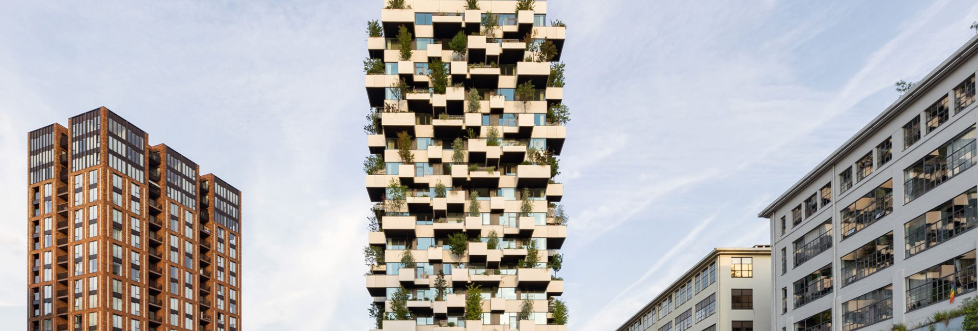 Trudo Vertical Forest in Eindhoven mit Betonfertigteil-Balkonen, Bäumen und sozialem Wohnbau