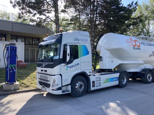 Ein E-LKW steht an einer E-Tankstelle