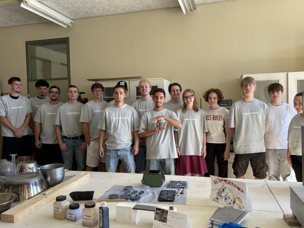 Gruppenfoto von Schülerinnen und Schülern mit Betonwerkstücken im Vordergrund