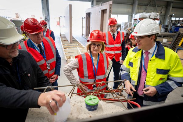 NÖ-Landeshauptfrau Johanna Mikl-Leitner wird gezeigt wie Betonteile für den U-Bahn-Bau in Wien entstehen.
