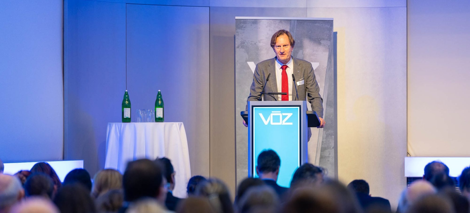 Sebastian Spaun steht am Podium und hält die Eröffnungsrede beim VÖZ Kolloquium 2025 im Julius Raab Saal der Wirtschaftskammer Österreich in Wien