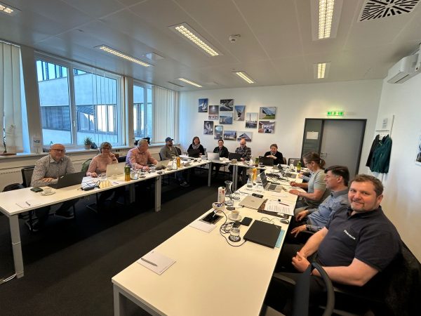 Gruppe an Menschen in einem Sitzungsraum