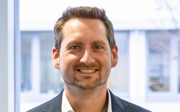 Porträtfoto eines lächelnden Mannes