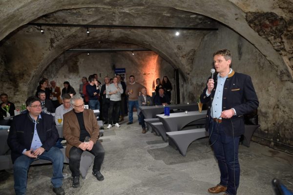 Kellergewölbe von Schloss Büchsenhausen in Innsbruck mit Besuchern