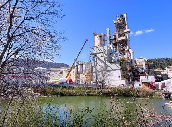 Industriegebäude von Baumit an einem Gewässer